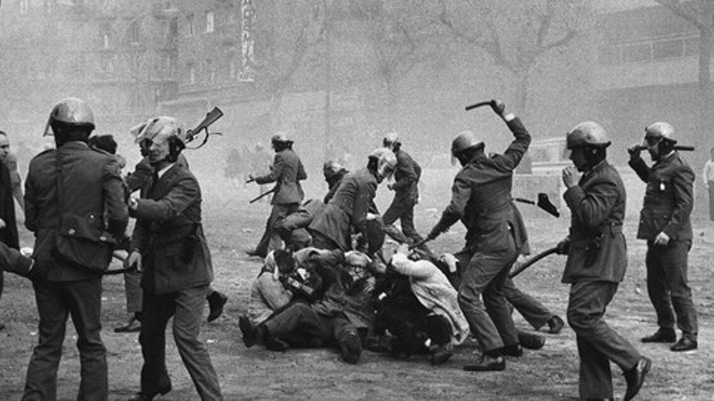 La polic&iacute;a del r&eacute;gimen franquista usando la violencia durante una protesta