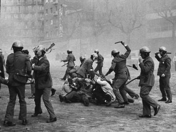 La policía del régimen franquista usando la violencia durante una protesta