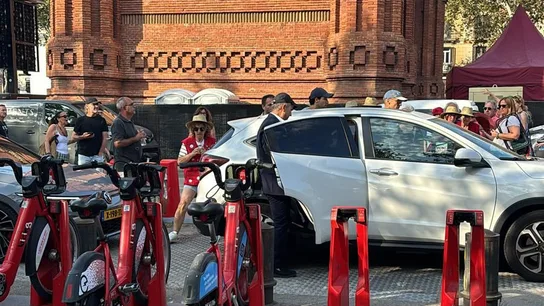 El momento en el que Puigdemont se monta en un vehículo tras el discurso El momento en el que Puigdemont se monta en un vehículo tras el discurso