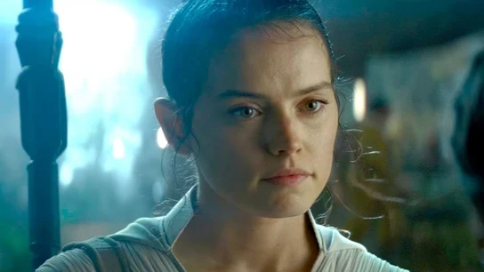 Daisy Ridley revela que padece la enfermedad de Graves en una entrevista a la revista de Women's Health Daisy Ridley revela que padece la enfermedad de Graves en una entrevista a la revista de Women's Health