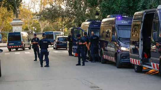 Despliegue policial de los Mossos d'Esquadra junto al Parlament por la investidura de Salvador Illa. Despliegue policial de los Mossos d'Esquadra junto al Parlament por la investidura de Salvador Illa.