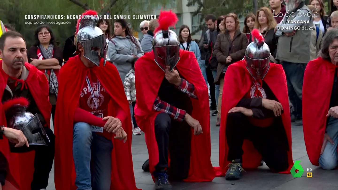 El disparatado alegato de un miembro del grupo negacionista climático 'Los espartanos': "Nos están fumigando" El disparatado alegato de un miembro del grupo negacionista climático 'Los espartanos': "Nos están fumigando"