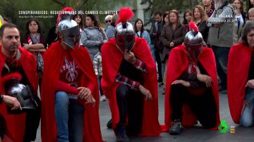 El disparatado alegato de un miembro del grupo negacionista climático 'Los espartanos': "Nos están fumigando"