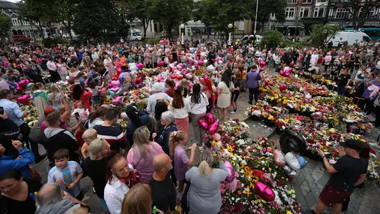 Imagen de la vigilia por las víctimas del ataque con cuchillo en Southport, Gran Bretaña. Imagen de la vigilia por las víctimas del ataque con cuchillo en Southport, Gran Bretaña.