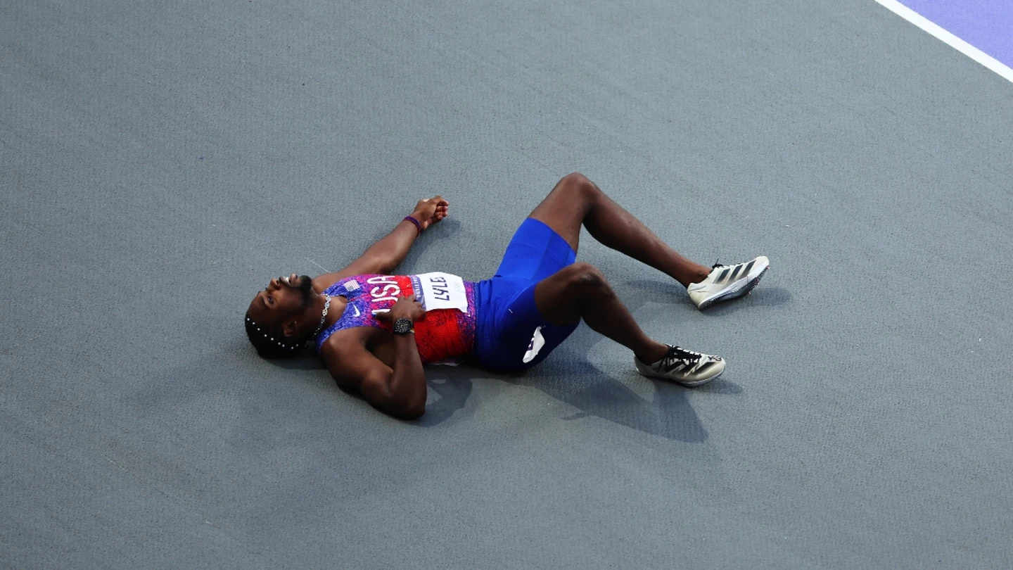 Noah Lyles, tendido en el suelo Noah Lyles, tendido en el suelo