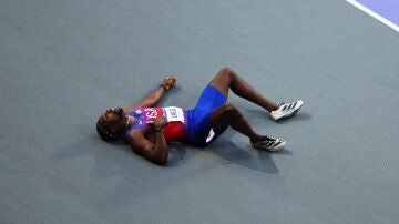 Noah Lyles, tendido en el suelo