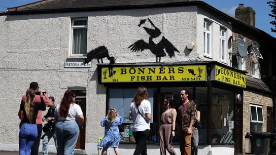 Banksy revela su quinta obra del 'el zoo de Londres', dos pelícanos "pescando" un par de peces en un restaurante Banksy revela su quinta obra del 'el zoo de Londres', dos pelícanos "pescando" un par de peces en un restaurante