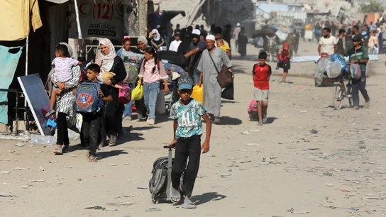 Un grupo de palestinos abandona Jan Yunis, en el sur de la Franja de Gaza. Un grupo de palestinos abandona Jan Yunis, en el sur de la Franja de Gaza.