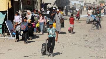 Un grupo de palestinos abandona Jan Yunis, en el sur de la Franja de Gaza.