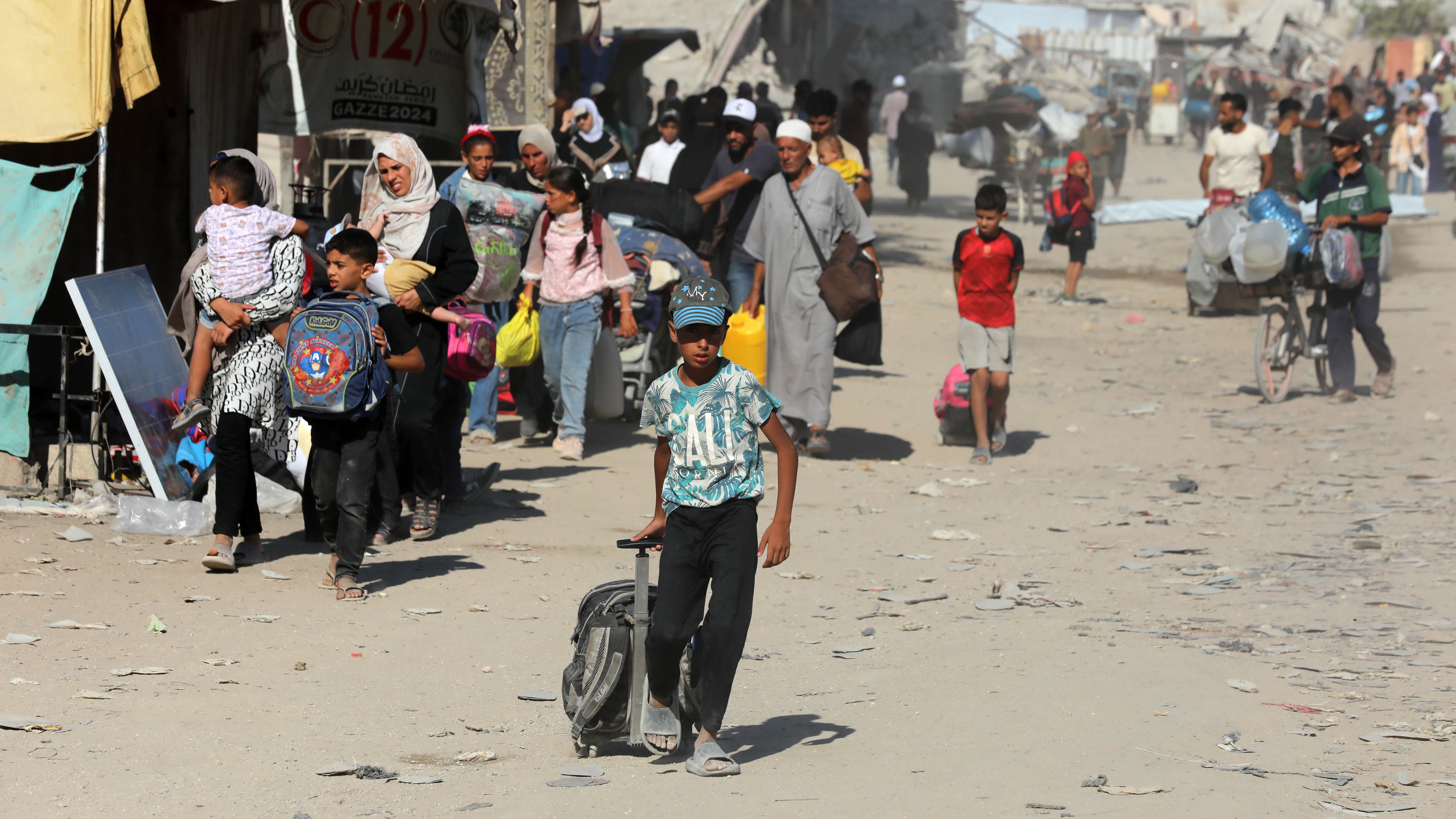 Un grupo de palestinos abandona Jan Yunis, en el sur de la Franja de Gaza.