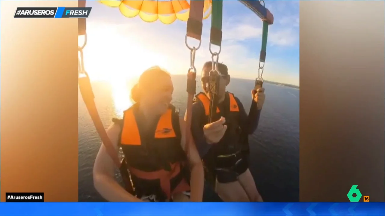 La arriesgada pedida de mano en pleno vuelo de parasailing: "Se le va a caer el anillo"