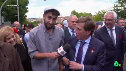 El reportero visitó la Pradera de San Isidro para vivir la popular fiesta madrileña y allí se encontrón con el alcalde de la ciudad. Este quiso devolverle los 10 euros que el reportero le regaló en su boda. 