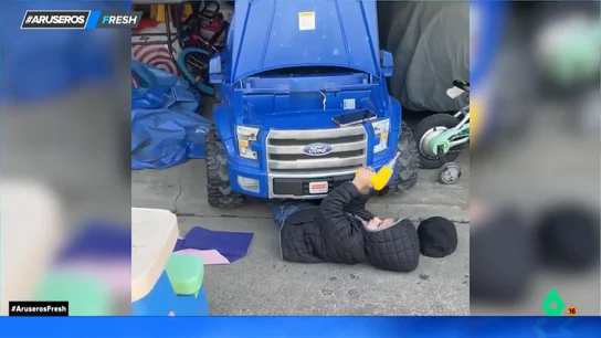 Le regalan un coche de su tamaño y le pillan, 'in fraganti', haciendo de mecánico: el mejor regalo de su vida Le regalan un coche de su tamaño y le pillan, 'in fraganti', haciendo de mecánico: el mejor regalo de su vida