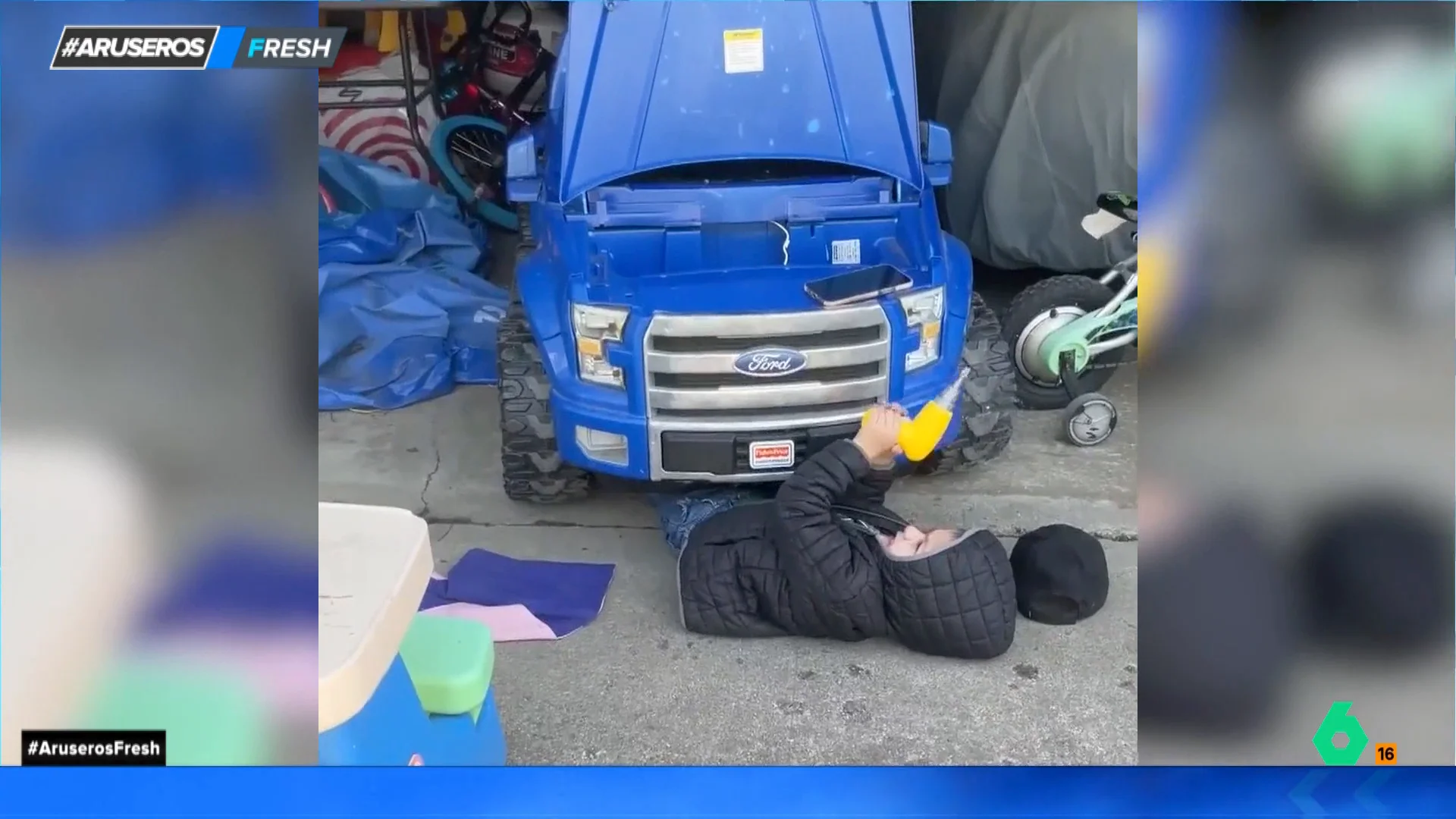 Le regalan un coche de su tamaño y le pillan, 'in fraganti', haciendo de mecánico: el mejor regalo de su vida