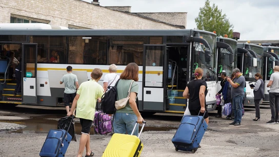 Rusia declara el estado de emergencia en Kursk con más de 3.000 evacuados tras la ofensiva ucraniana Una fotografía proporcionada por el Gobierno de la región rusa de Kursk muestra a personas de los distritos fronterizos de la región de Kursk subiendo a autobuses para viajar a campamentos infantiles en la región de Moscú, en Kursk, Rusia, el 9 de agosto de 2024. EFE