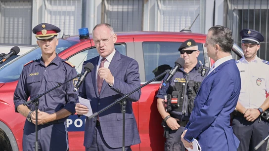 El director de la policía estatal de Burgenland, Martin Huber, el ministro del Interior austriaco, Gerhard Karner, y Gerald Tatzgern El director de la policía estatal de Burgenland, Martin Huber, el ministro del Interior austriaco, Gerhard Karner, y Gerald Tatzgern