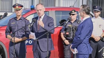 El director de la policía estatal de Burgenland, Martin Huber, el ministro del Interior austriaco, Gerhard Karner, y Gerald Tatzgern