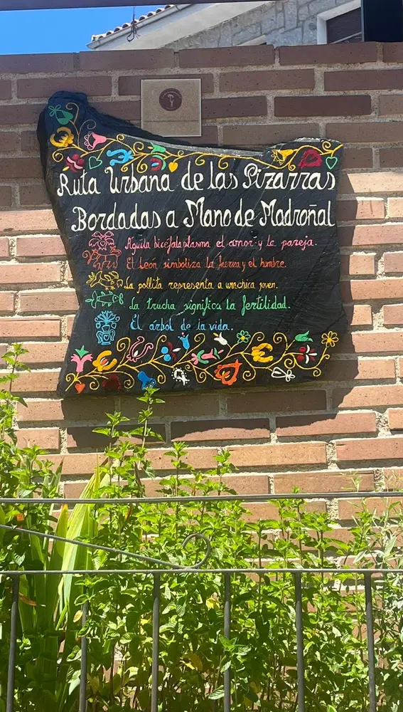Ruta de las Pizarras urbanas de Madroñal Ruta de las Pizarras urbanas de Madroñal