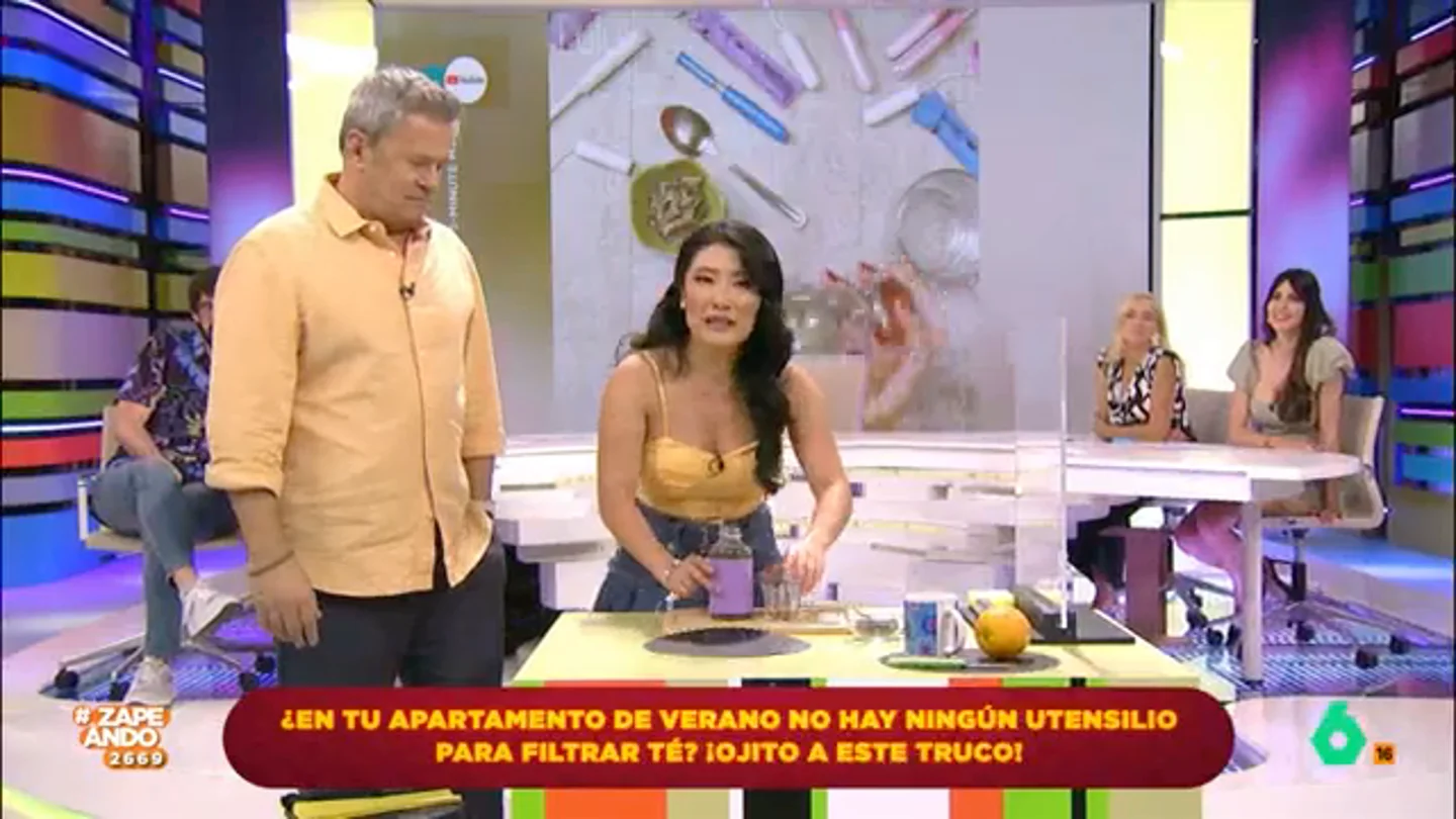 Jiaping muestra un nuevo uso de los tampones que deja a los zapeadores alucinados: "Menos mal que no es té rojo" La colaboradora vuelve a Zapeando para mostrar uno de sus trucos que evitaran que, durante las vacaciones, se gaste dinero en accesorios de cocina.
