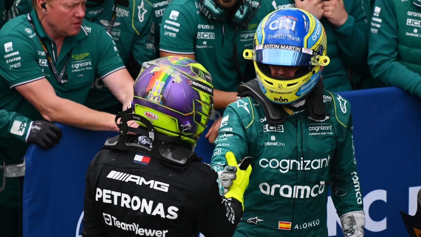 Fernando Alonso saluda a Lewis Hamilton Fernando Alonso saluda a Lewis Hamilton