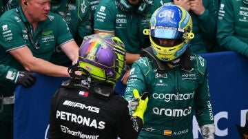 Fernando Alonso saluda a Lewis Hamilton