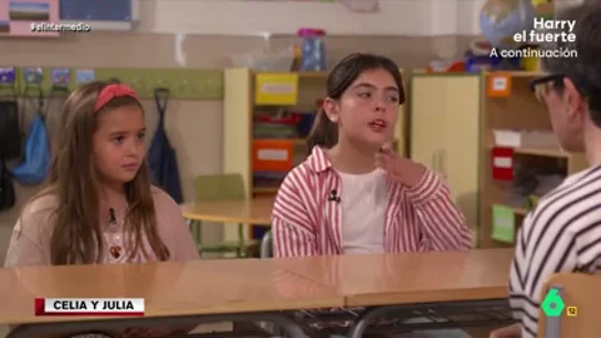 Una niña confiesa a Thais Villas la excusa que da cuando la pillán despistada: "Los oídos escuchan, me estoy enterando" ¿Cómo se enfrentan los niños a la mentira? Thais Villas visitó un colegio para saber qué opinan los pequeños sobre las personas mentirosas y si ellos son sinceros o a veces se les escapa alguna.