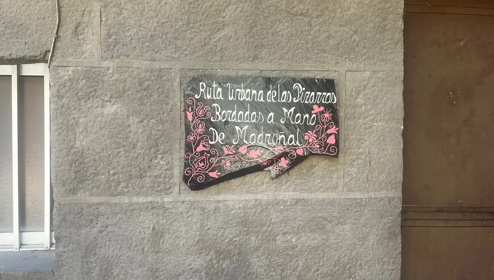 Ruta de las Pizzarras urbanas de Madroñal Ruta de las Pizzarras urbanas de Madroñal