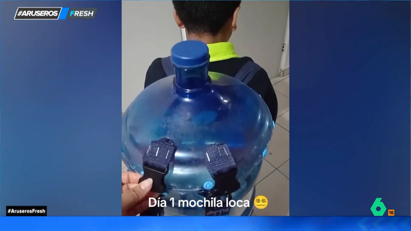 Un niño celebra el "día de la mochila loca" en el colegio y su madre crea esta original pieza con una garrafa Un niño celebra el "día de la mochila loca" en el colegio y su madre crea esta original pieza con una garrafa
