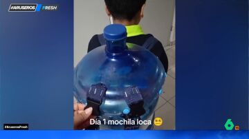 Un niño celebra el "día de la mochila loca" en el colegio y su madre crea esta original pieza con una garrafa