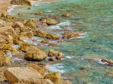 Cala de aguas cristalinas en Alicante