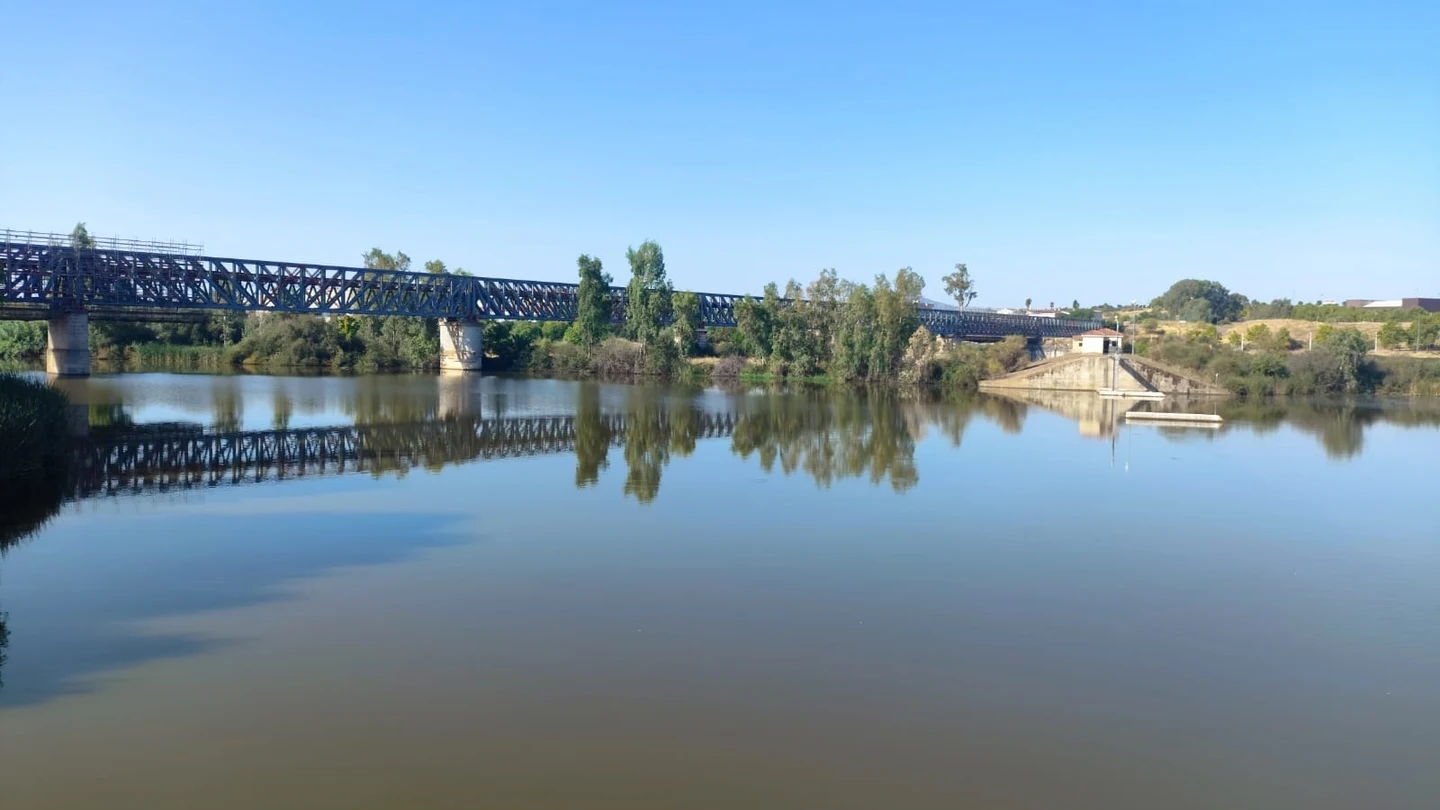 Río Guadiana, a su paso por las inmediaciones del Palacio de Congresos de Mérida Río Guadiana, a su paso por las inmediaciones del Palacio de Congresos de Mérida
