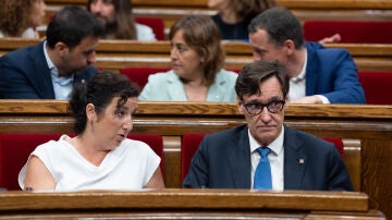 Salvador Illa, junto a Alicia Romero durante una sesión plenaria en el Parlament de Cataluña