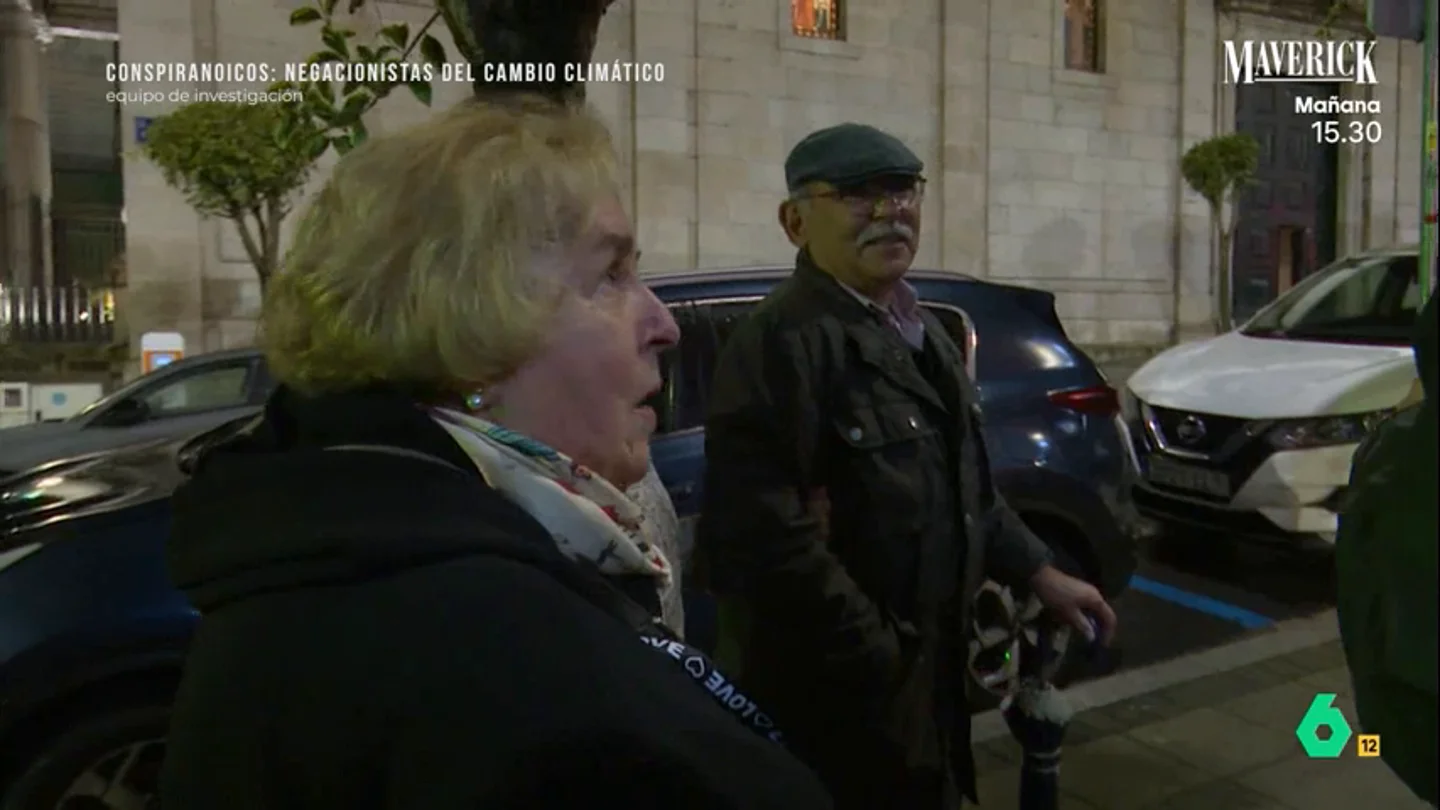 Una negacionista afirma que el cambio climático "es un cuento como una catedral" El documental 'Yerma 2030' de Miguel Rix congregó a muchos seguidores del movimiento negacionista. Un reportero de Equipo de Investigación, en 2024, pudo charlar con varios asistentes que manifestaron sus opiniones sobre el cambio climático.
