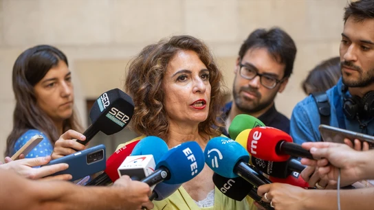 La vicepresidenta primera y ministra de Hacienda, María Jesús Montero atiende a los medios de comunicación La vicepresidenta primera y ministra de Hacienda, María Jesús Montero atiende a los medios de comunicación