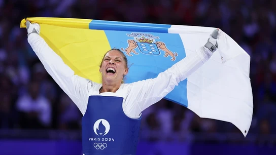 Viviana Marton, con la bandera de Canarias Viviana Marton, con la bandera de Canarias