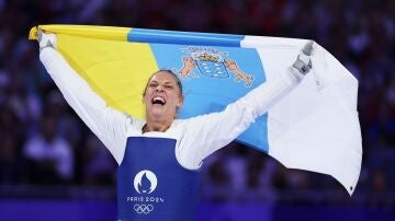 Viviana Marton, con la bandera de Canarias