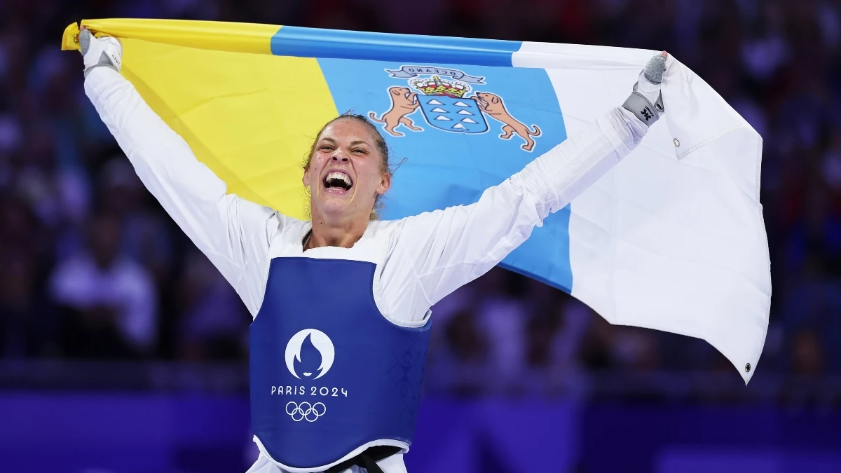 Viviana Marton, con la bandera de Canarias