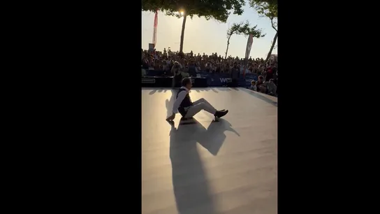 Abel Caballero, haciendo breakdance en el festival de O Marisquiño Abel Caballero, haciendo breakdance en el festival de O Marisquiño