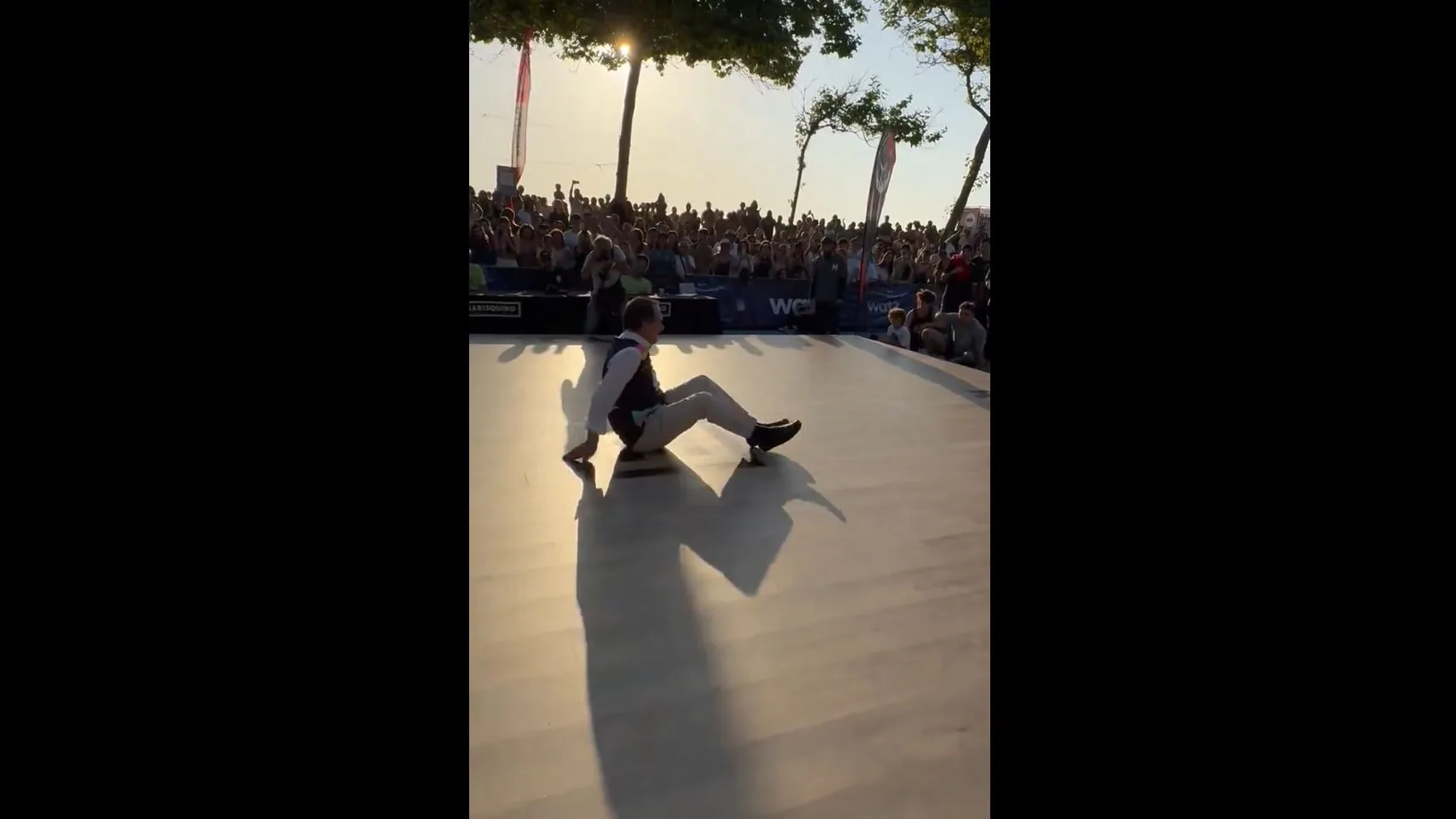 Abel Caballero, haciendo breakdance en el festival de O Marisquiño