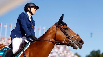 Laura Heredia, con su caballo en París