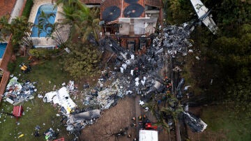 Fotografía aérea que muestra agentes de policía científica de Brasil trabajando este 10 de agosto de 2024, en los restos del fuselaje del avión de la aerolínea Voepass que se estrelló en la ciudad de Vinhedo (Brasil).