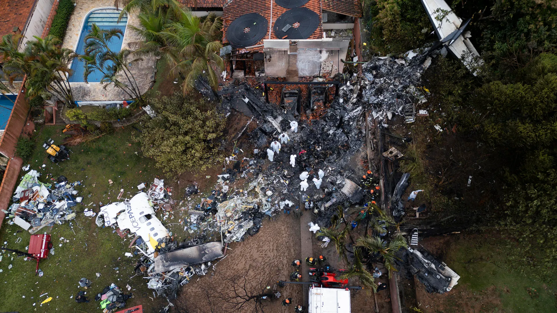 Fotografía aérea que muestra agentes de policía científica de Brasil trabajando este 10 de agosto de 2024, en los restos del fuselaje del avión de la aerolínea Voepass que se estrelló en la ciudad de Vinhedo (Brasil).