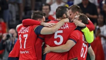 La selección de balonmano celebra un triunfo