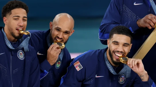 Haliburton, a la izquierda; junto a él, Derrick White y Jayson Tatum Haliburton, a la izquierda; junto a él, Derrick White y Jayson Tatum