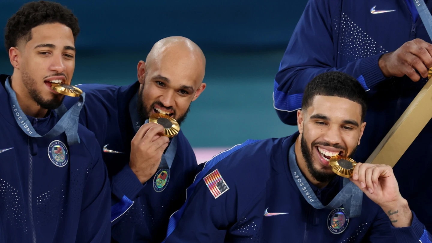 Haliburton, a la izquierda; junto a él, Derrick White y Jayson Tatum Haliburton, a la izquierda; junto a él, Derrick White y Jayson Tatum