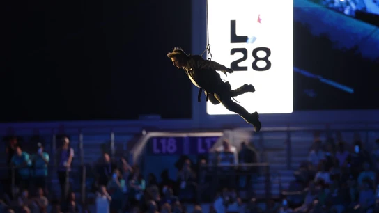 Tom Cruise, sobrevolando el Stade de France Tom Cruise, sobrevolando el Stade de France