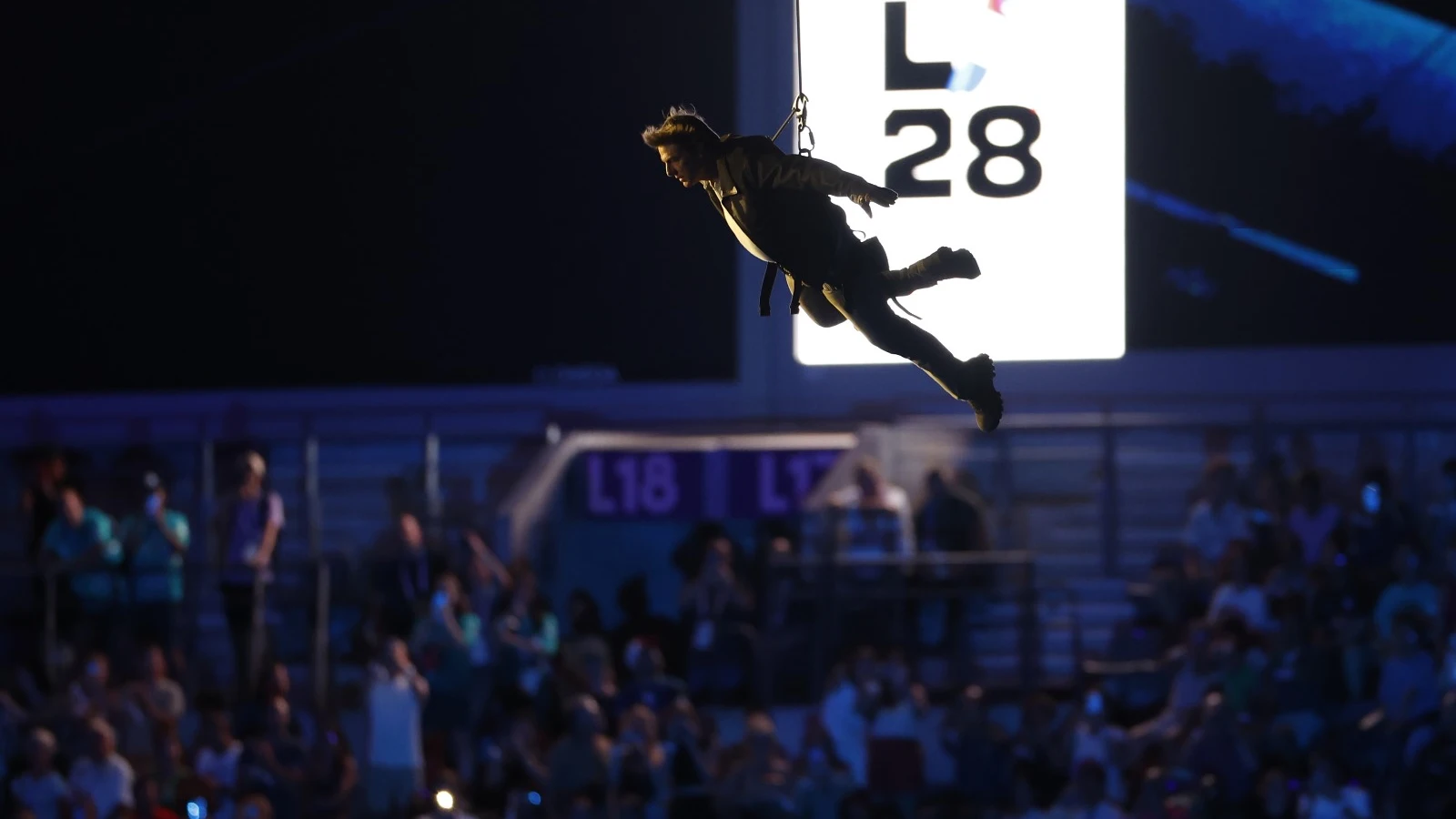 Tom Cruise, sobrevolando el Stade de France