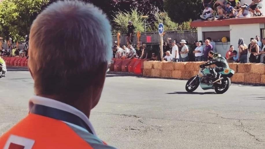 Voluntario de Cruz Roja durante el transcurso del Gran Premio de motos de la Bañeza