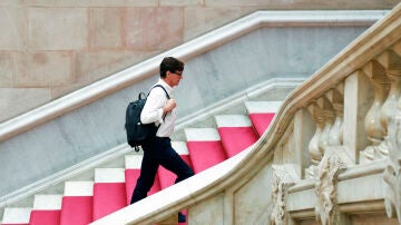 Imagen de archivo del líder del PSC, Salvador Illa, dirigiéndose a su despacho en el Parlament de Cataluña