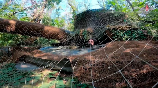 Un tanque ruso camuflado en una zona abierta de la región de Kursk (Rusia) Un tanque ruso camuflado en una zona abierta de la región de Kursk (Rusia)